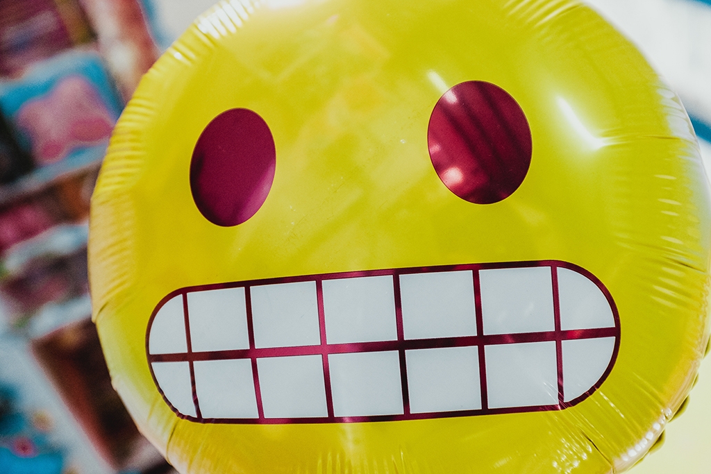 simley emoji baloon